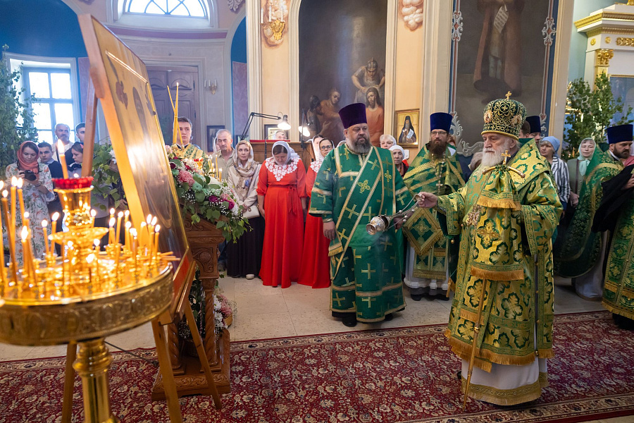 Архиерейское богослужение в Свято-Духовом храме села Шкинь Коломенского округа