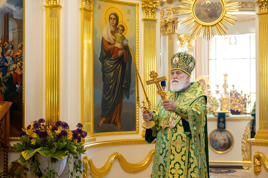 Архиерейское богослужение в Свято-Духовом храме села Шкинь Коломенского округа