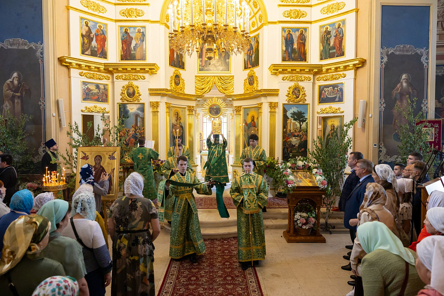 Архиерейское богослужение в Свято-Духовом храме села Шкинь Коломенского округа