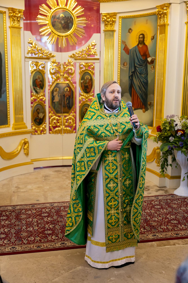 Архиерейское богослужение в Свято-Духовом храме села Шкинь Коломенского округа