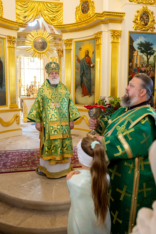 Архиерейское богослужение в Свято-Духовом храме села Шкинь Коломенского округа