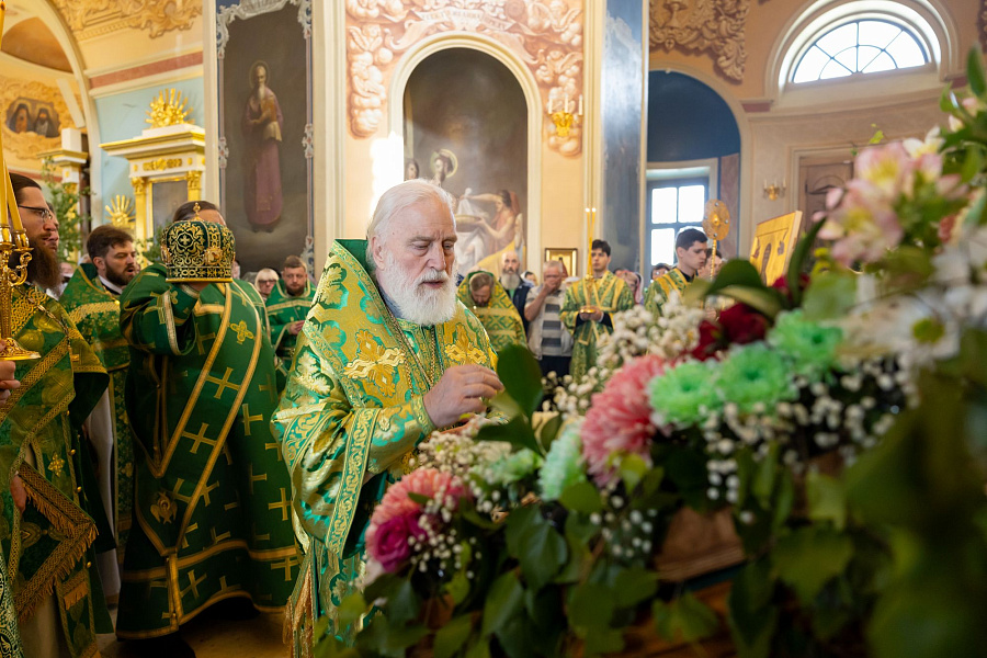 Архиерейское богослужение в Свято-Духовом храме села Шкинь Коломенского округа