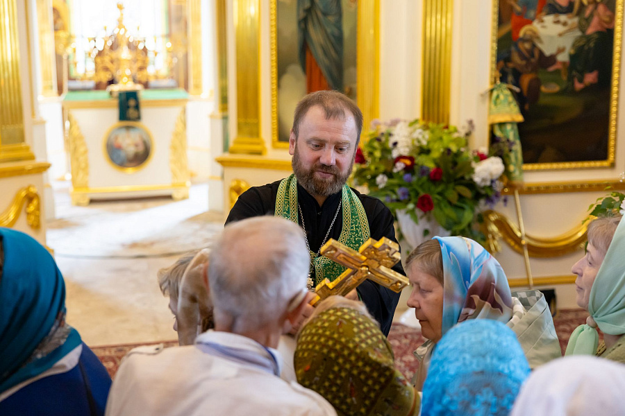 Архиерейское богослужение в Свято-Духовом храме села Шкинь Коломенского округа