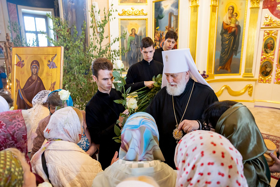 Архиерейское богослужение в Свято-Духовом храме села Шкинь Коломенского округа