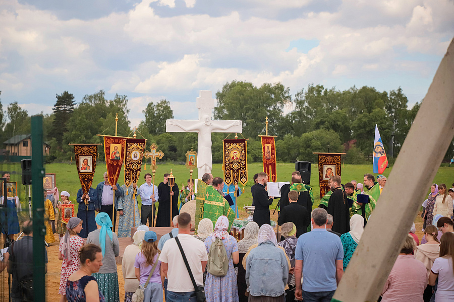 Освящение поклонного креста на въезде в деревню Красное г.о. Домодедово