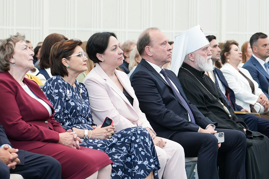 Патриарший наместник Московской митрополии принял участие в поздравлении социальных работников с их профессиональным праздником