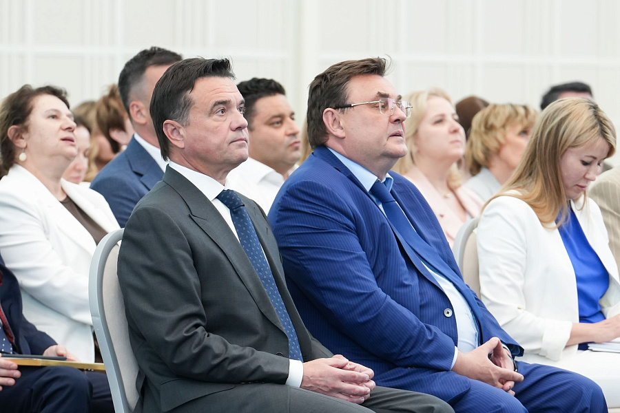 Патриарший наместник Московской митрополии принял участие в поздравлении социальных работников с их профессиональным праздником