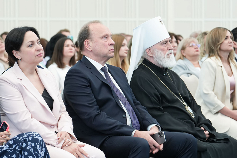 Патриарший наместник Московской митрополии принял участие в поздравлении социальных работников с их профессиональным праздником