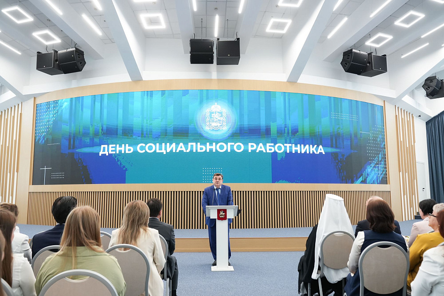 Патриарший наместник Московской митрополии принял участие в поздравлении социальных работников с их профессиональным праздником
