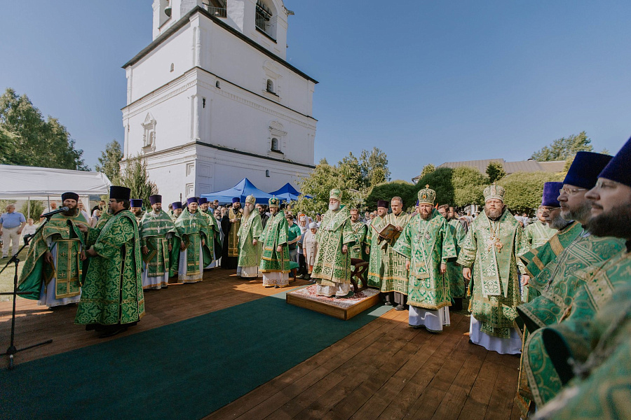 Архиерейское богослужение в Лужецком Богородицерождественском Ферапонтовом мужском монастыре города Можайска