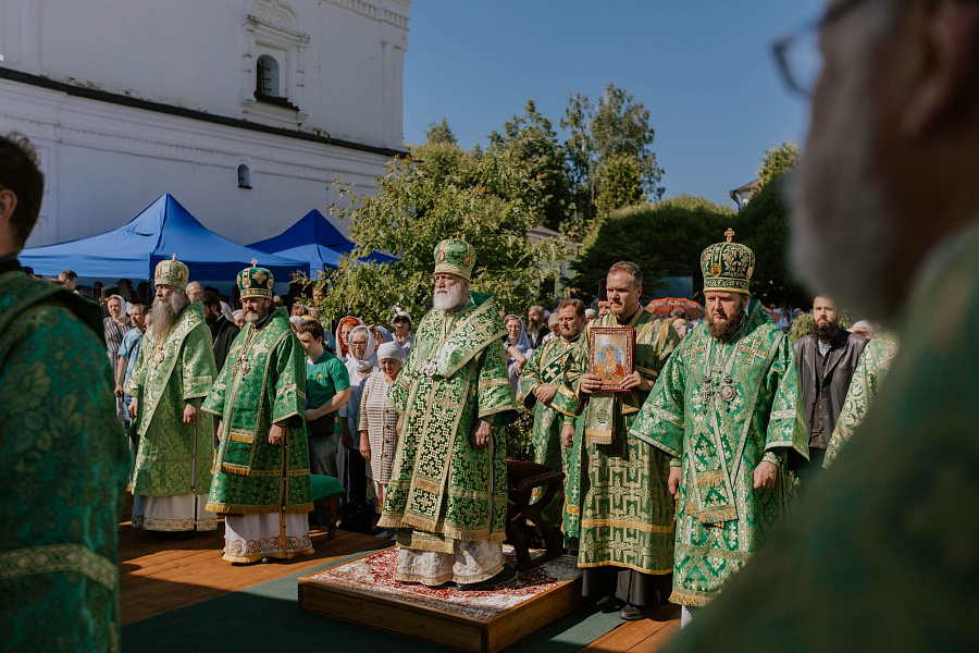 Архиерейское богослужение в Лужецком Богородицерождественском Ферапонтовом мужском монастыре города Можайска