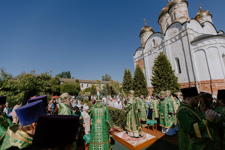 Архиерейское богослужение в Лужецком Богородицерождественском Ферапонтовом мужском монастыре города Можайска