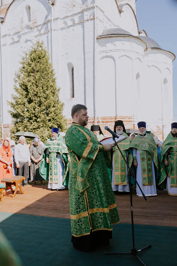 Архиерейское богослужение в Лужецком Богородицерождественском Ферапонтовом мужском монастыре города Можайска