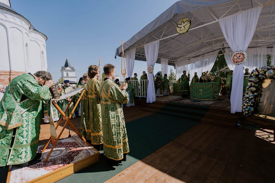Архиерейское богослужение в Лужецком Богородицерождественском Ферапонтовом мужском монастыре города Можайска