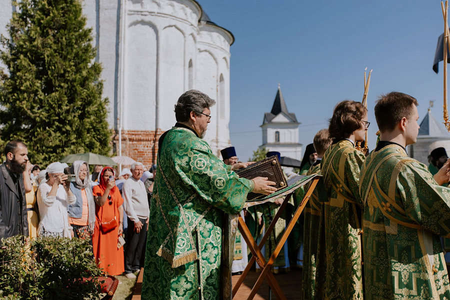 Архиерейское богослужение в Лужецком Богородицерождественском Ферапонтовом мужском монастыре города Можайска