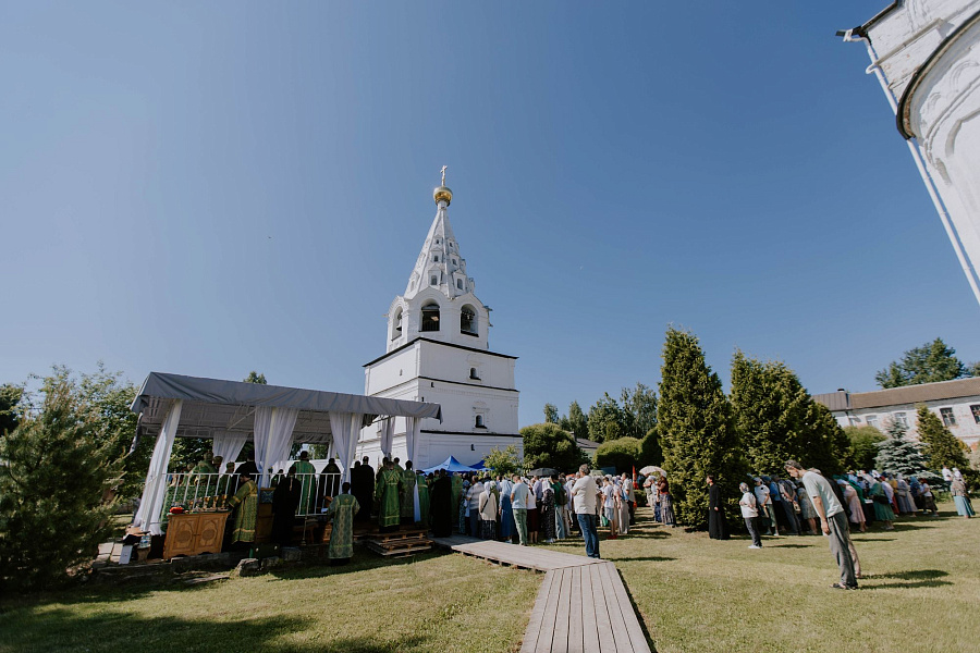 Архиерейское богослужение в Лужецком Богородицерождественском Ферапонтовом мужском монастыре города Можайска