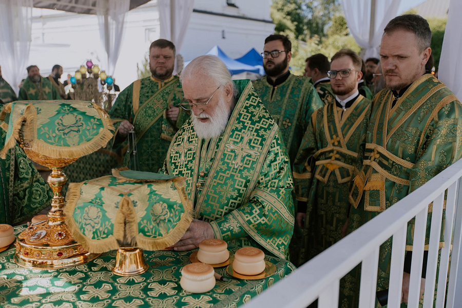 Архиерейское богослужение в Лужецком Богородицерождественском Ферапонтовом мужском монастыре города Можайска