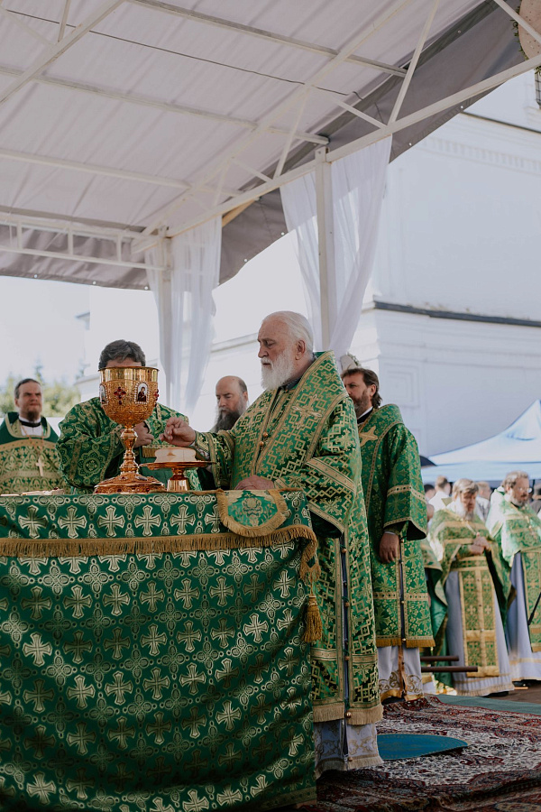Архиерейское богослужение в Лужецком Богородицерождественском Ферапонтовом мужском монастыре города Можайска