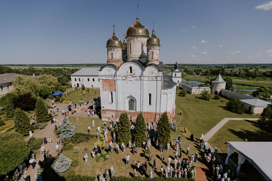 Архиерейское богослужение в Лужецком Богородицерождественском Ферапонтовом мужском монастыре города Можайска