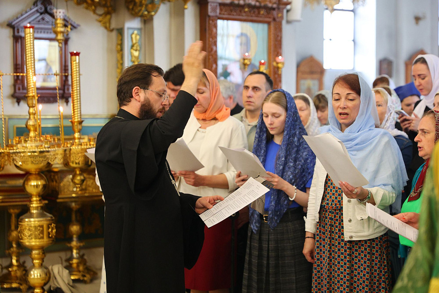 Епархиальное молодёжное акафистное пение святым благоверным князьям Петру и Февронии