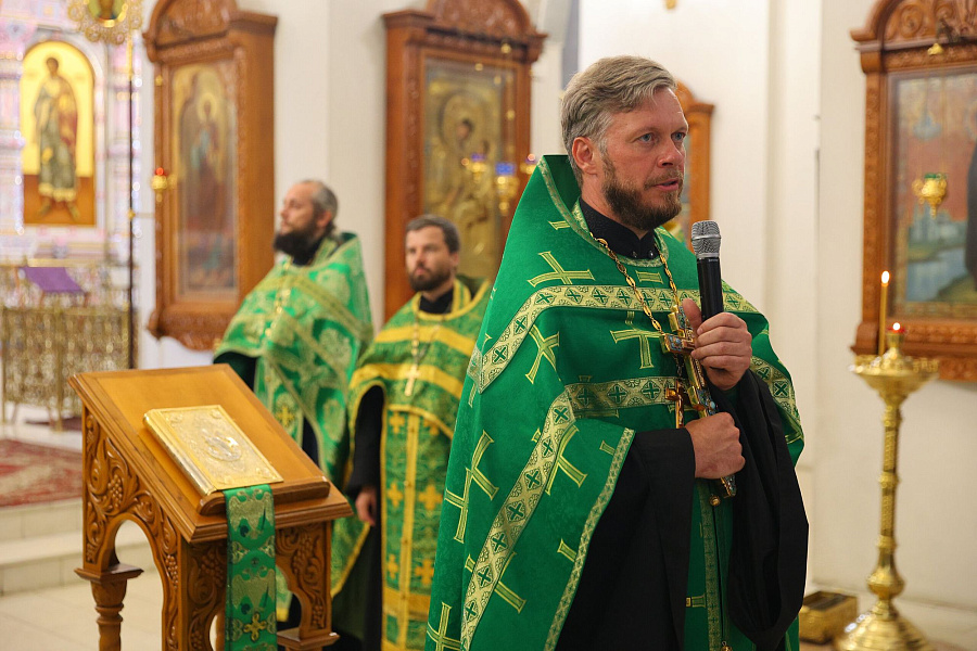 Епархиальное молодёжное акафистное пение святым благоверным князьям Петру и Февронии