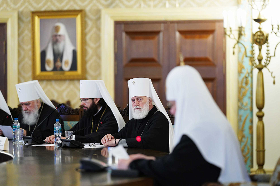 Святейший Патриарх Кирилл возглавил работу заседания Высшего Церковного Совета