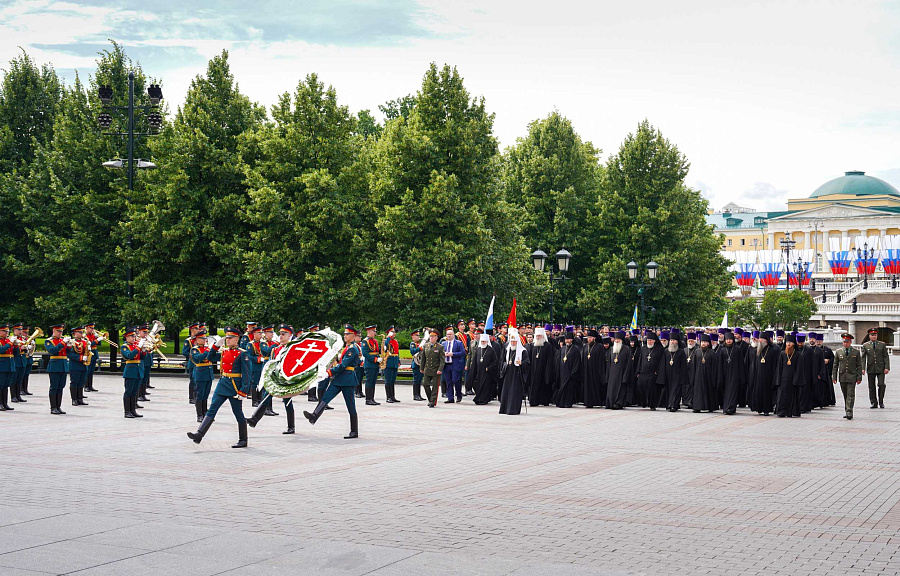 В 85-ю годовщину начала Великой Отечественной войны Святейший Патриарх Кирилл возложил венок к могиле Неизвестного солдата у Кремлевской стены