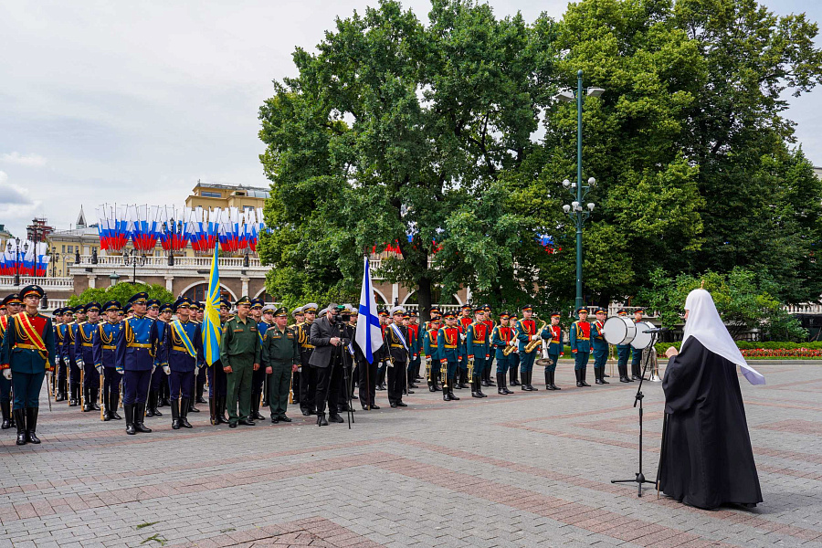 В 85-ю годовщину начала Великой Отечественной войны Святейший Патриарх Кирилл возложил венок к могиле Неизвестного солдата у Кремлевской стены