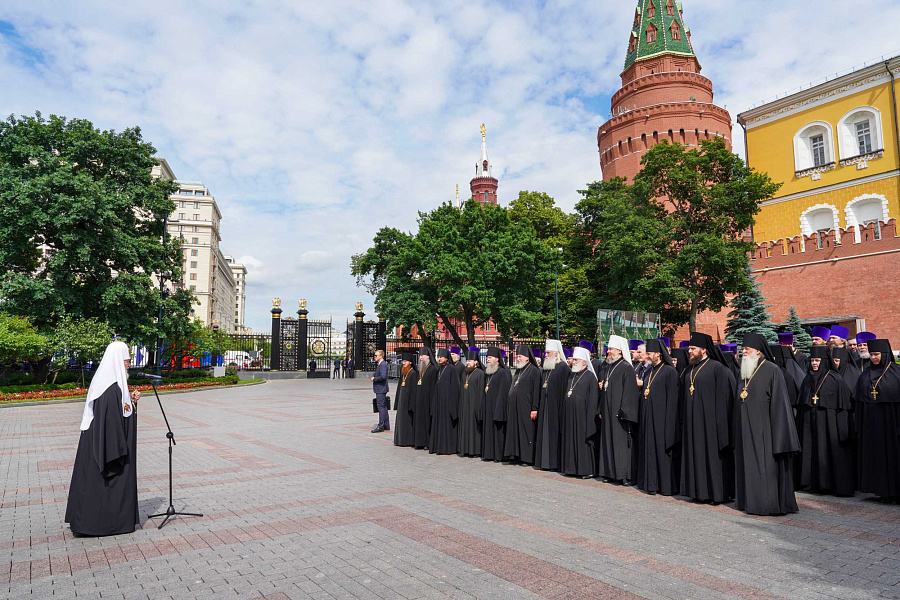В 85-ю годовщину начала Великой Отечественной войны Святейший Патриарх Кирилл возложил венок к могиле Неизвестного солдата у Кремлевской стены