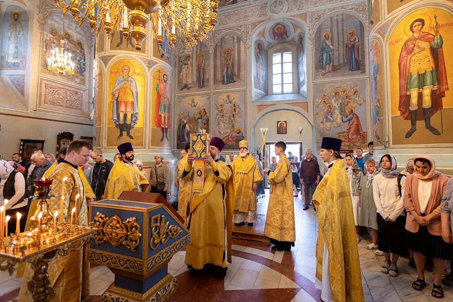 Архиерейское богослужение в Успенском кафедральном соборе города Коломны