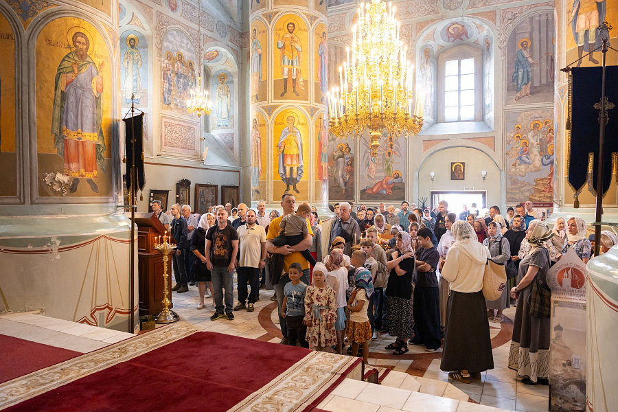 Архиерейское богослужение в Успенском кафедральном соборе города Коломны