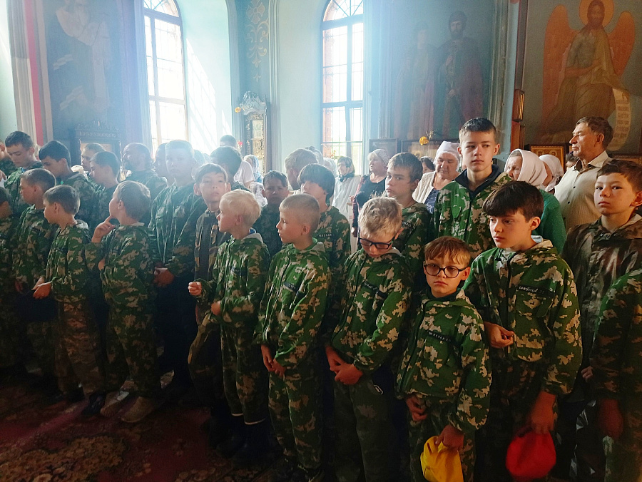 Воспитанники лагеря молились на Божественной литургии в Рожново