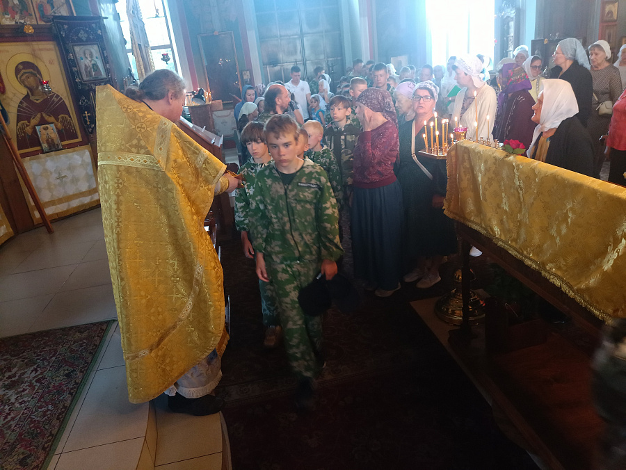 Воспитанники лагеря молились на Божественной литургии в Рожново