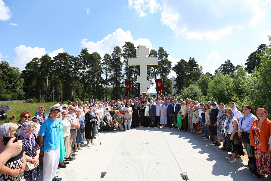 Установка поклонного креста на месте строительства мемориала памяти героев СВО на приходе Спасского храма посёлка Андреевка