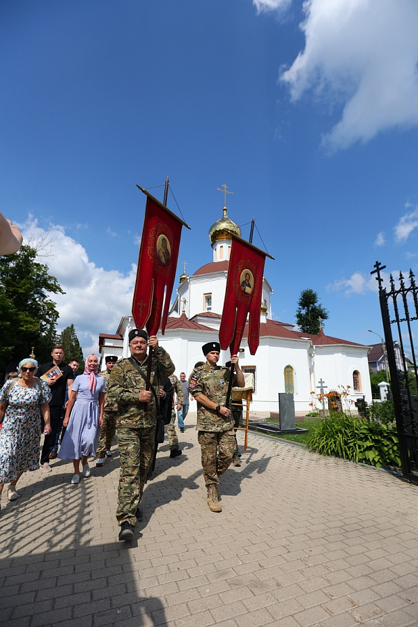 Установка поклонного креста на месте строительства мемориала памяти героев СВО на приходе Спасского храма посёлка Андреевка