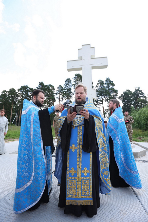 Установка поклонного креста на месте строительства мемориала памяти героев СВО на приходе Спасского храма посёлка Андреевка