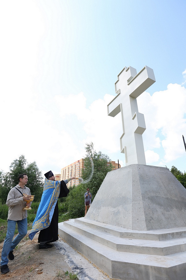 Установка поклонного креста на месте строительства мемориала памяти героев СВО на приходе Спасского храма посёлка Андреевка