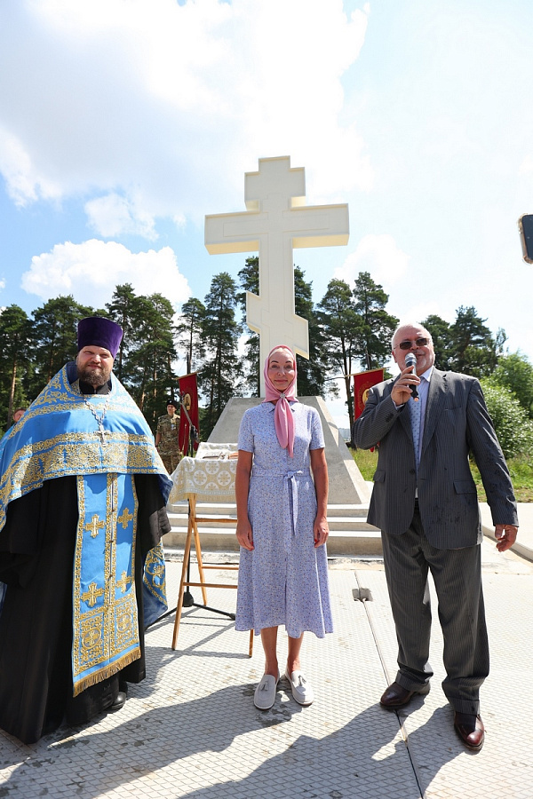Установка поклонного креста на месте строительства мемориала памяти героев СВО на приходе Спасского храма посёлка Андреевка