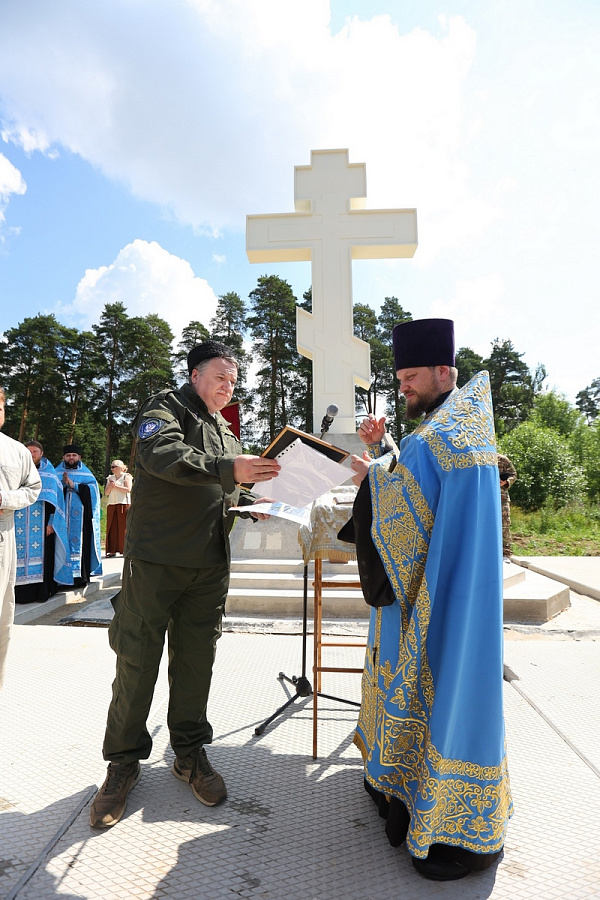 Установка поклонного креста на месте строительства мемориала памяти героев СВО на приходе Спасского храма посёлка Андреевка