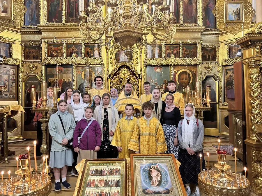 Молодёжь из Ивантеевки на приходе Богоявленского храма города Коломны