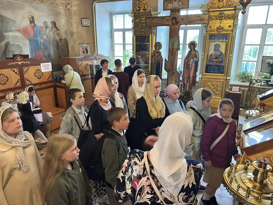 Молодёжь из Ивантеевки на приходе Богоявленского храма города Коломны