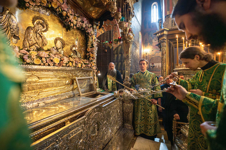 Святейший Патриарх Кирилл совершил малую вечерню с чтением акафиста преподобному Сергию Радонежскому в Троице-Сергиевой лавре