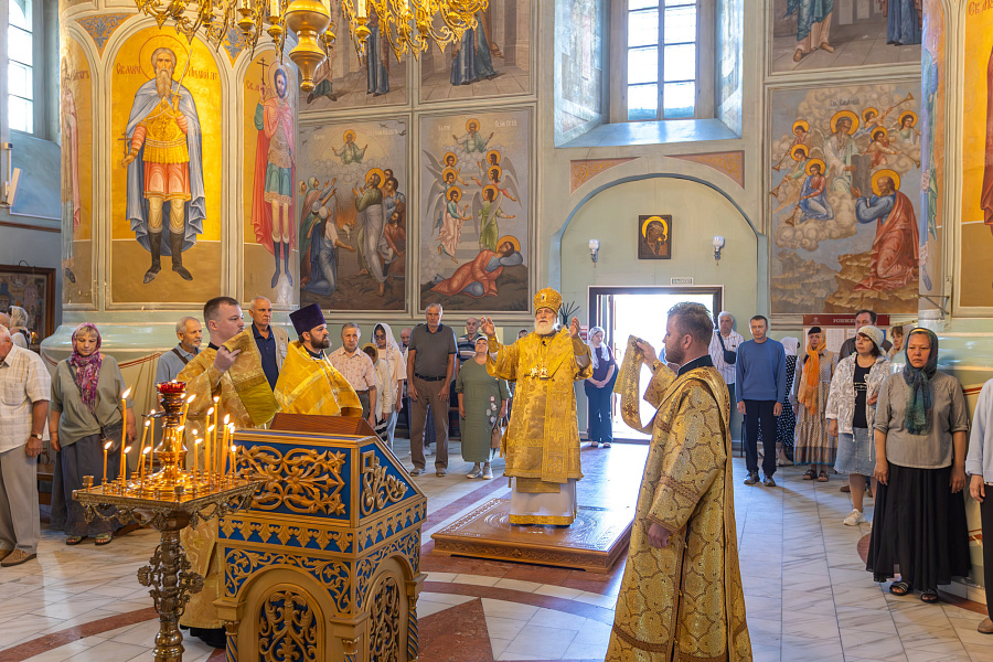 Архиерейское богослужение в Успенском кафедральном соборе города Коломны