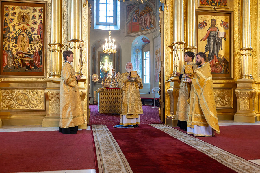 Архиерейское богослужение в Успенском кафедральном соборе города Коломны