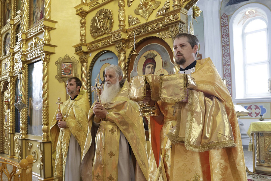 Поздравление священнической семьи Безручко с 50-летием брака