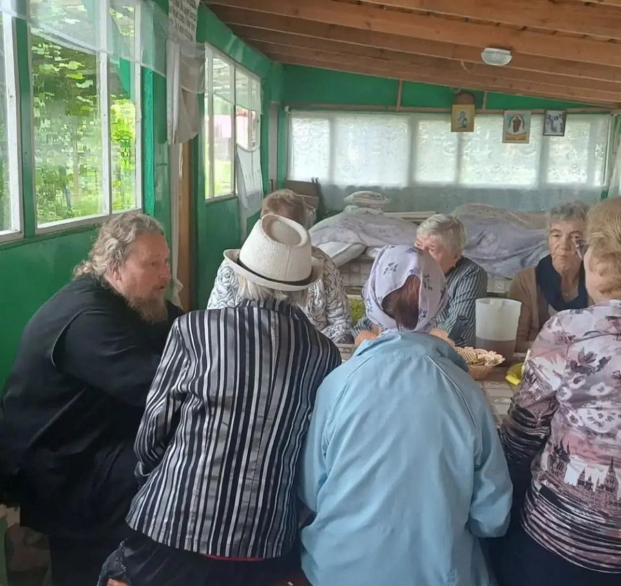 Гости в храме в Рожново