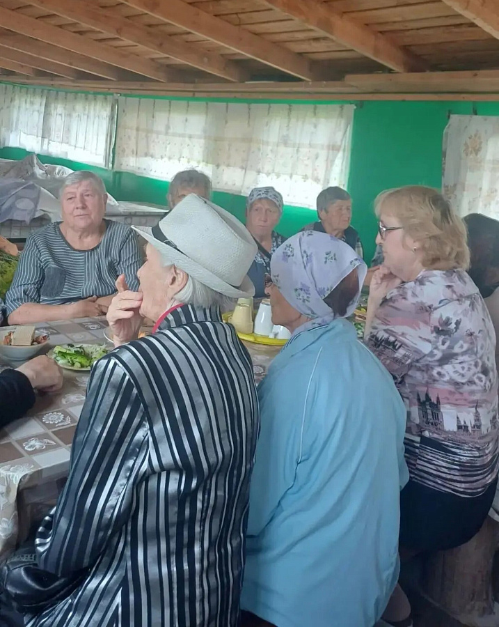 Гости в храме в Рожново