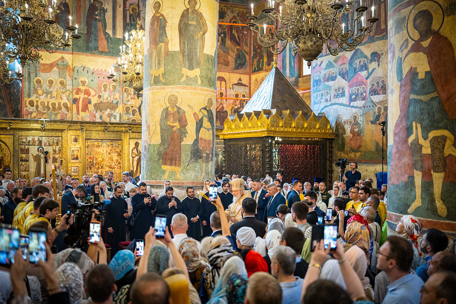 В праздник Крещения Руси Святейший Патриарх Кирилл совершил Литургию в Успенском соборе Московского Кремля