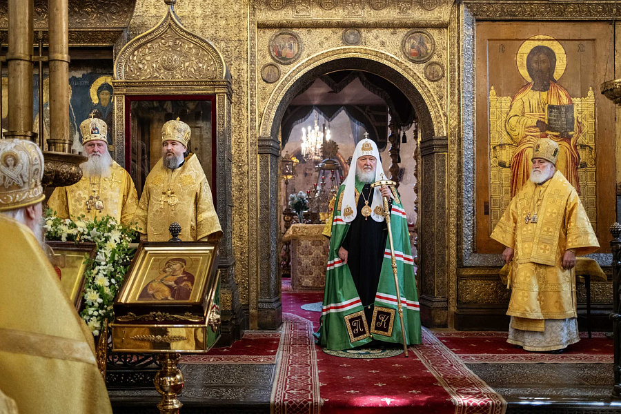 В праздник Крещения Руси Святейший Патриарх Кирилл совершил Литургию в Успенском соборе Московского Кремля