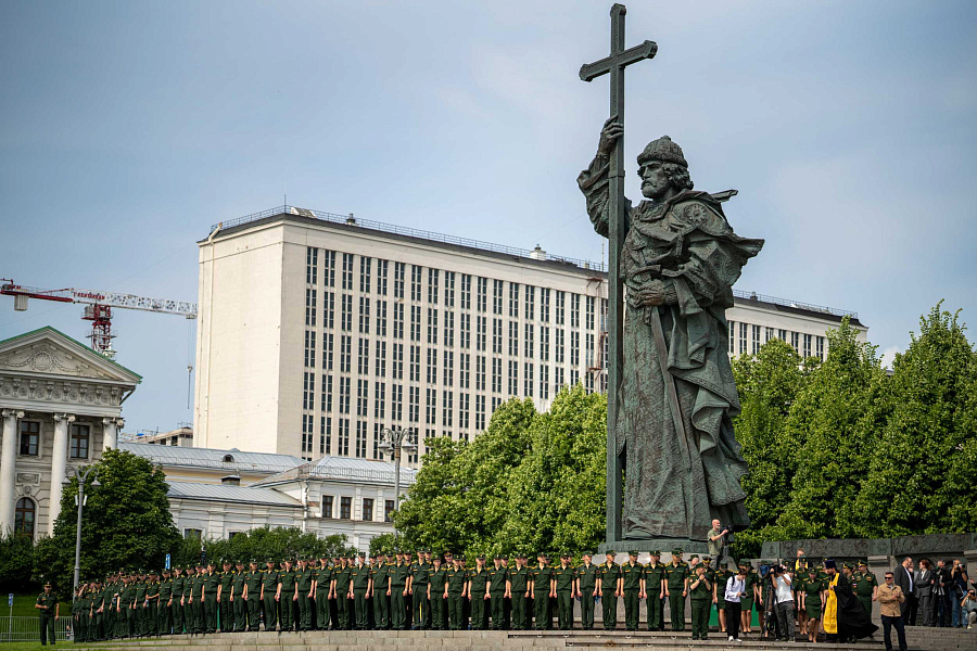 В День Крещения Руси Предстоятель Русской Церкви совершил торжественный молебен у памятника равноапостольному князю Владимиру на Боровицкой площади в Москве